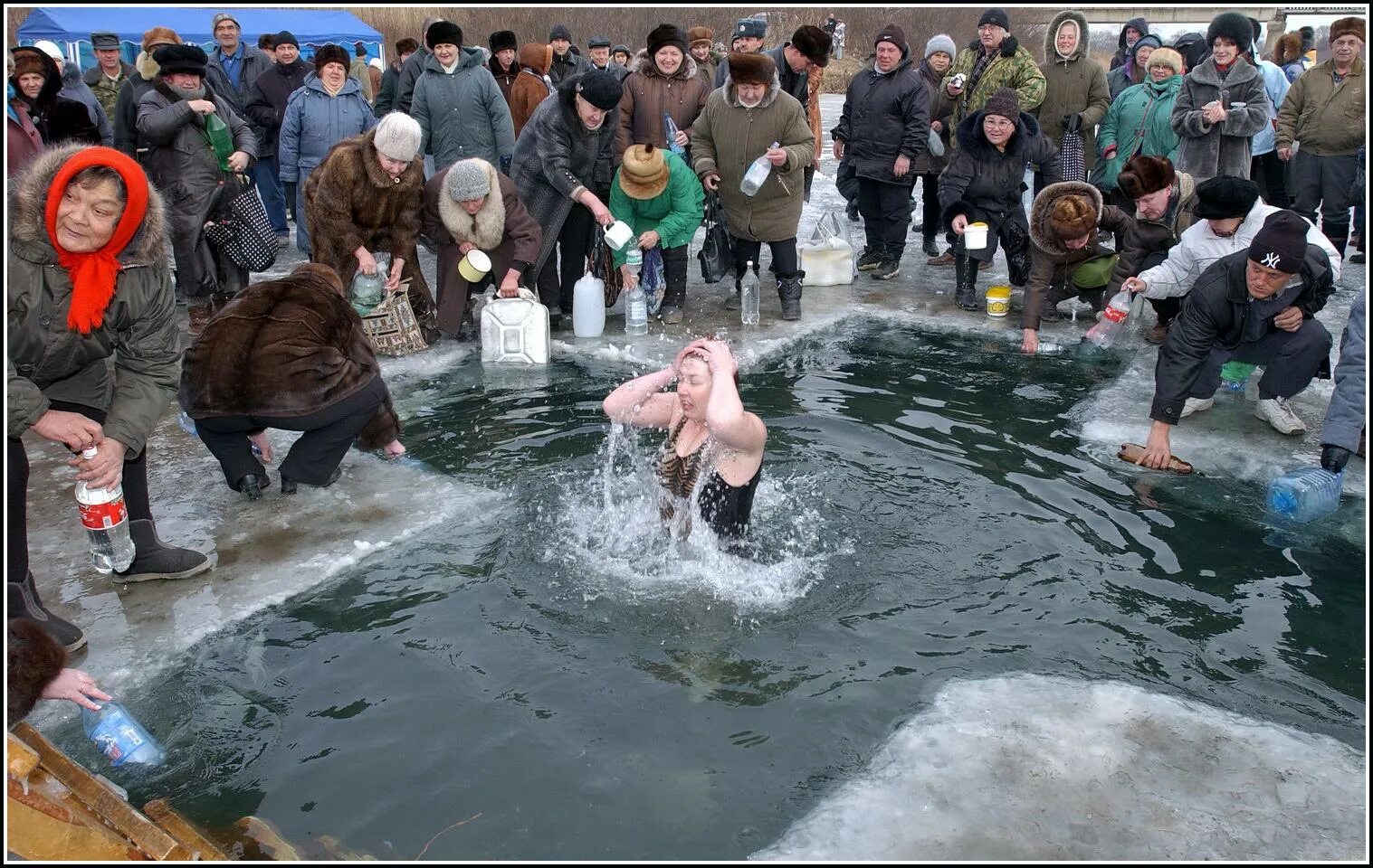 Празднование крещения руси. Казачье крещение. Кустодиев крещенское водосвятие 1921. Крещение господне в россии. С крещением господним казаки.