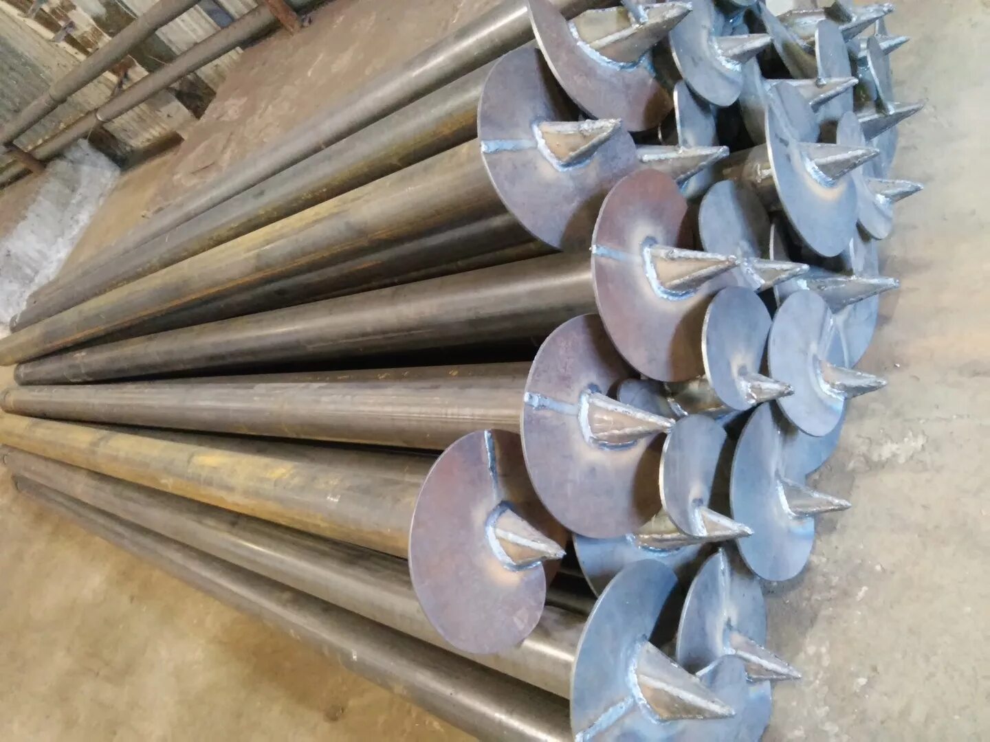 Завод винтовых свай. На площадке. Сваи красноярск. Сваи красноярск. Мини винтовые сваи красноярск.