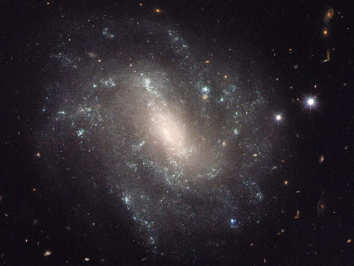 неправильная галактика ngc 4449. снимки с телескопа. космический телескоп хаббл эдвин хаббл. созвездие ангела. галактики с телескопа хаббл.
