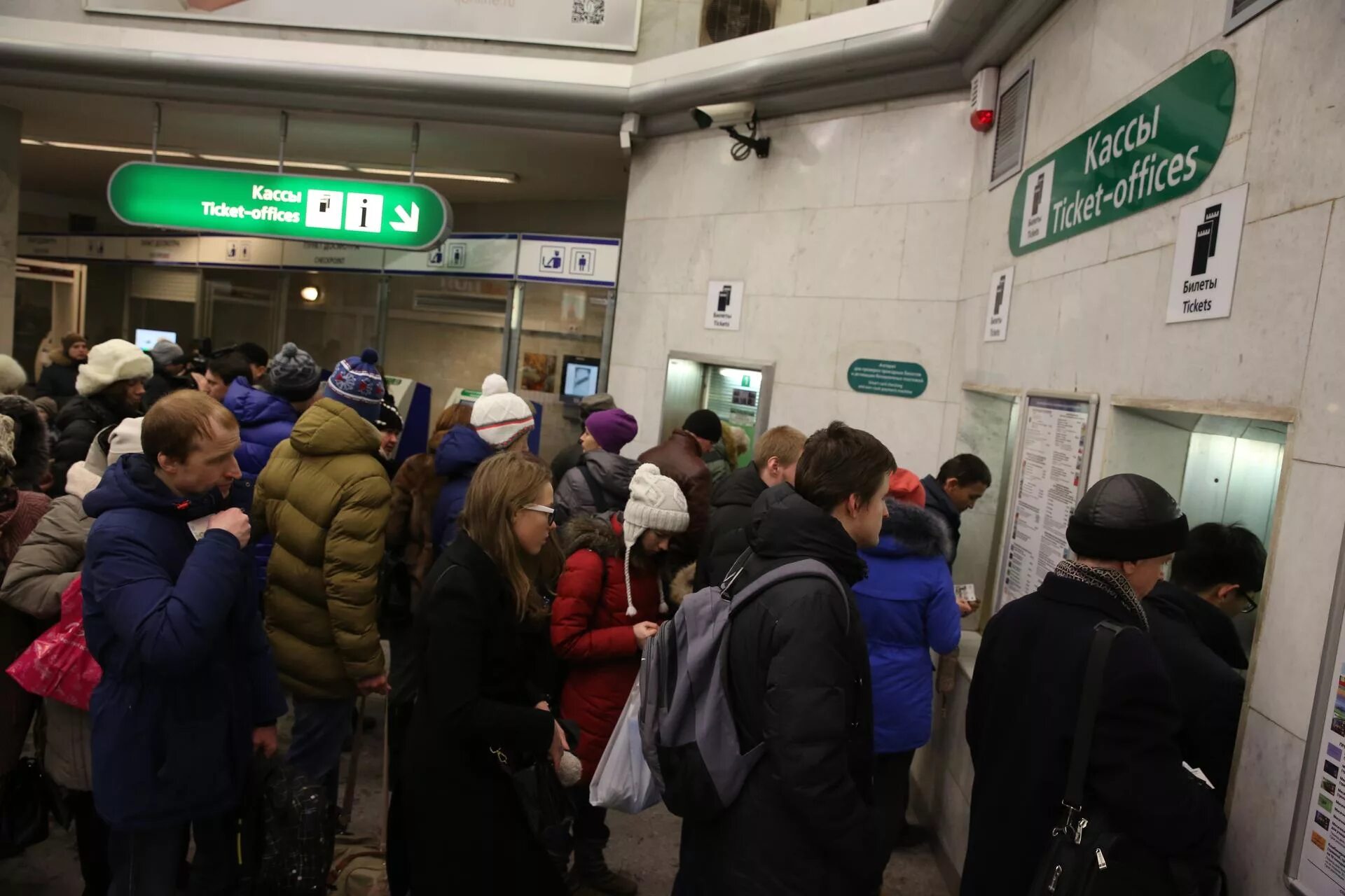 Проездной на метро в питере. Валидаторы в трамваях спб. Санкт петербург проезд в общественном. Валидатор в автобусе спб. Проездной на метро в петербурге.