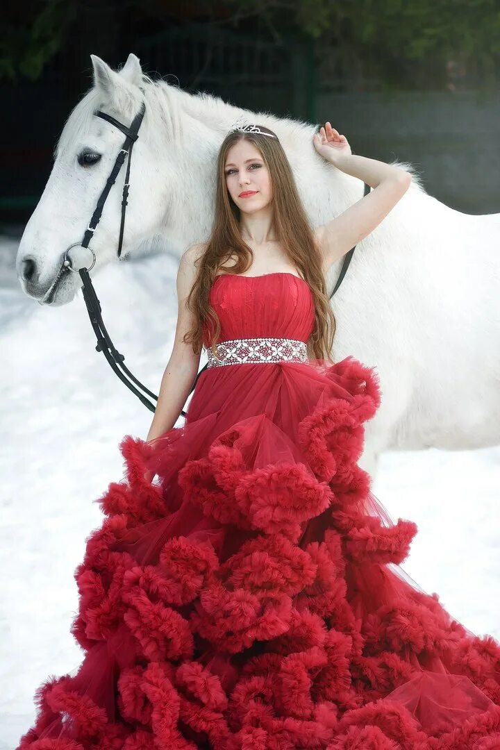 Прокат для фотосессии. Девушка в пышном платье на лошади. Фотосессия на лошади в пышном платье. Фотосессия с конем в пышном платье. Фотосессия с лошадью в платье зимой.