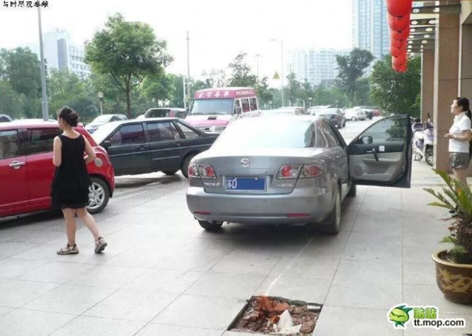 Случайно наехала на авто. Водитель китайского авто прикол. Паркуясь переехал ногу.