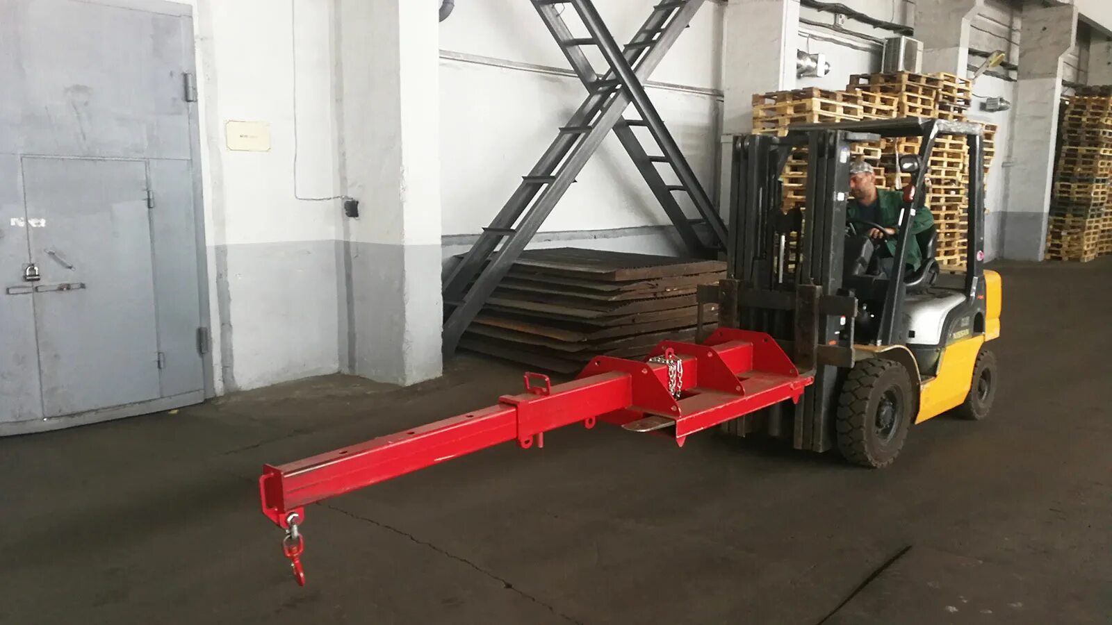 Разгрузка автотранспорта. Погрузчик разгрузчик. Погрузка и разгрузка грузов. Погрузка контейнеров. Автомобиль для грузоперевозок.