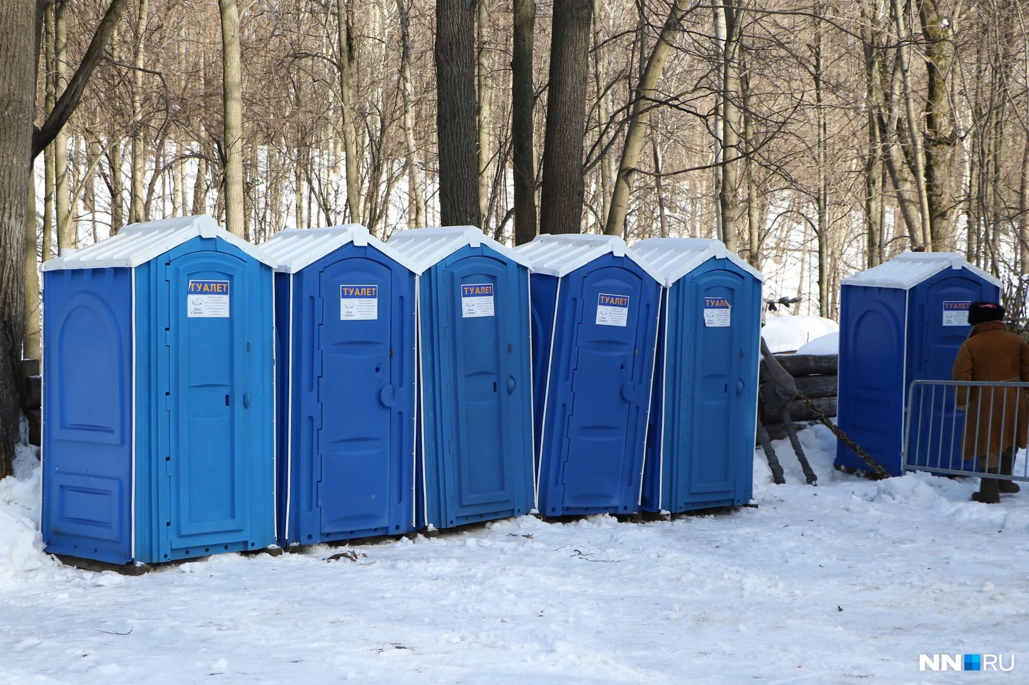 Купить туалетную в нижнем новгороде. Уличный туалет. Уличные туалетные кабинки. Мобильный туалет. Уличный туалет в России.