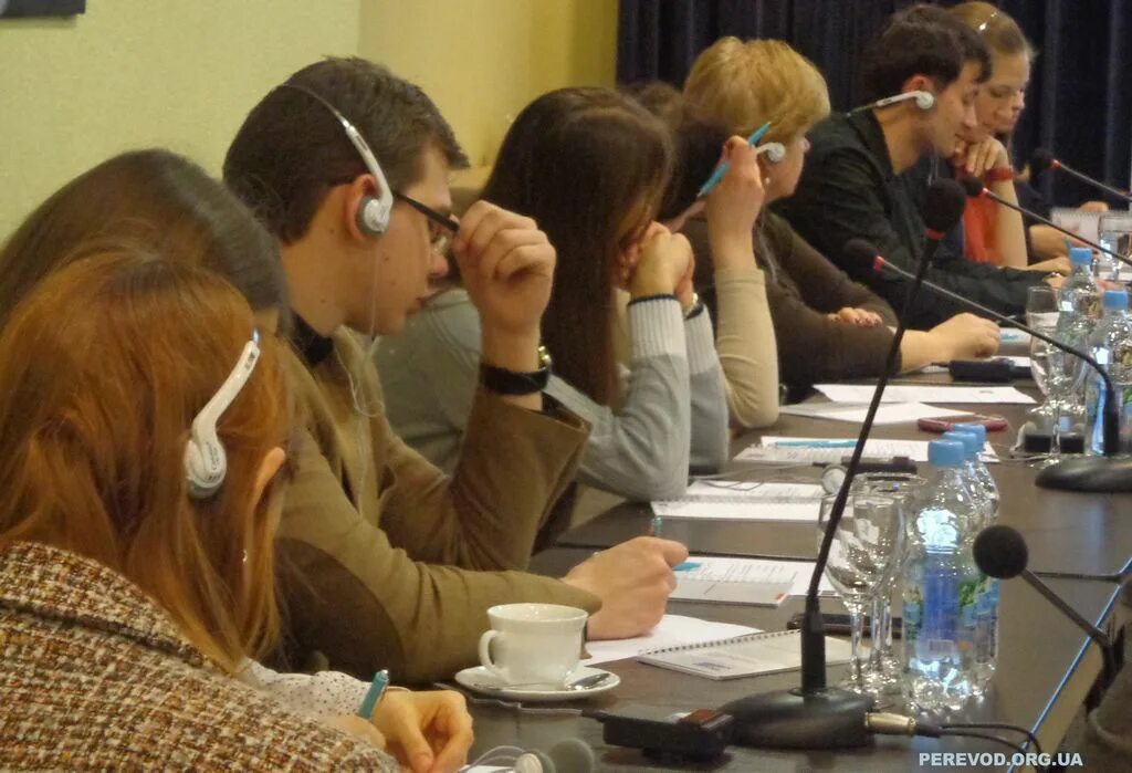 устный синхронный переводчик. переводчик синхронист. курсы синхронного перевода. курсы синхронного перевода. рабочее место переводчика-синхрониста.