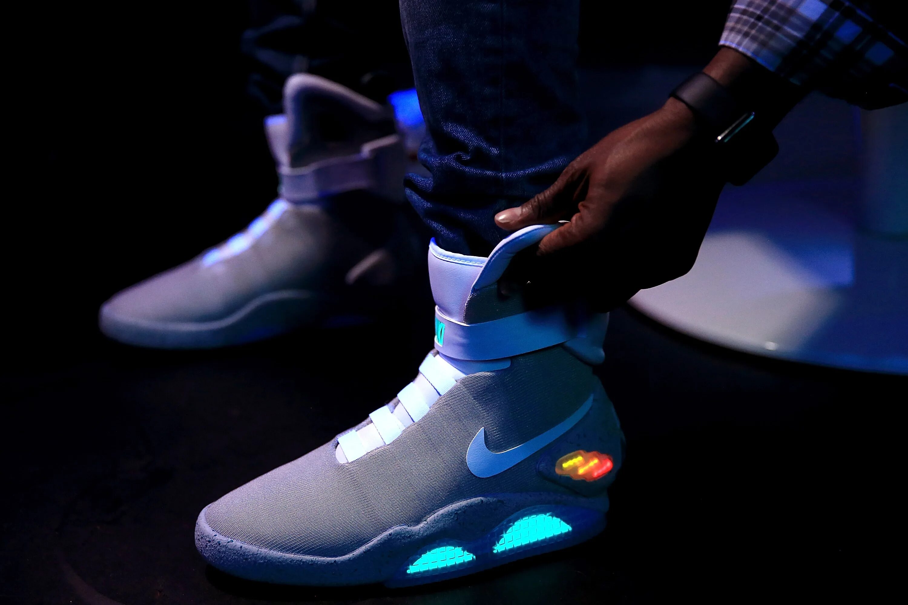 Цена хороших кроссовок. Nike Air mag Marty MCFLY. Nike mag 2016. Nike mag 2016 Box. Jordan Air mag.