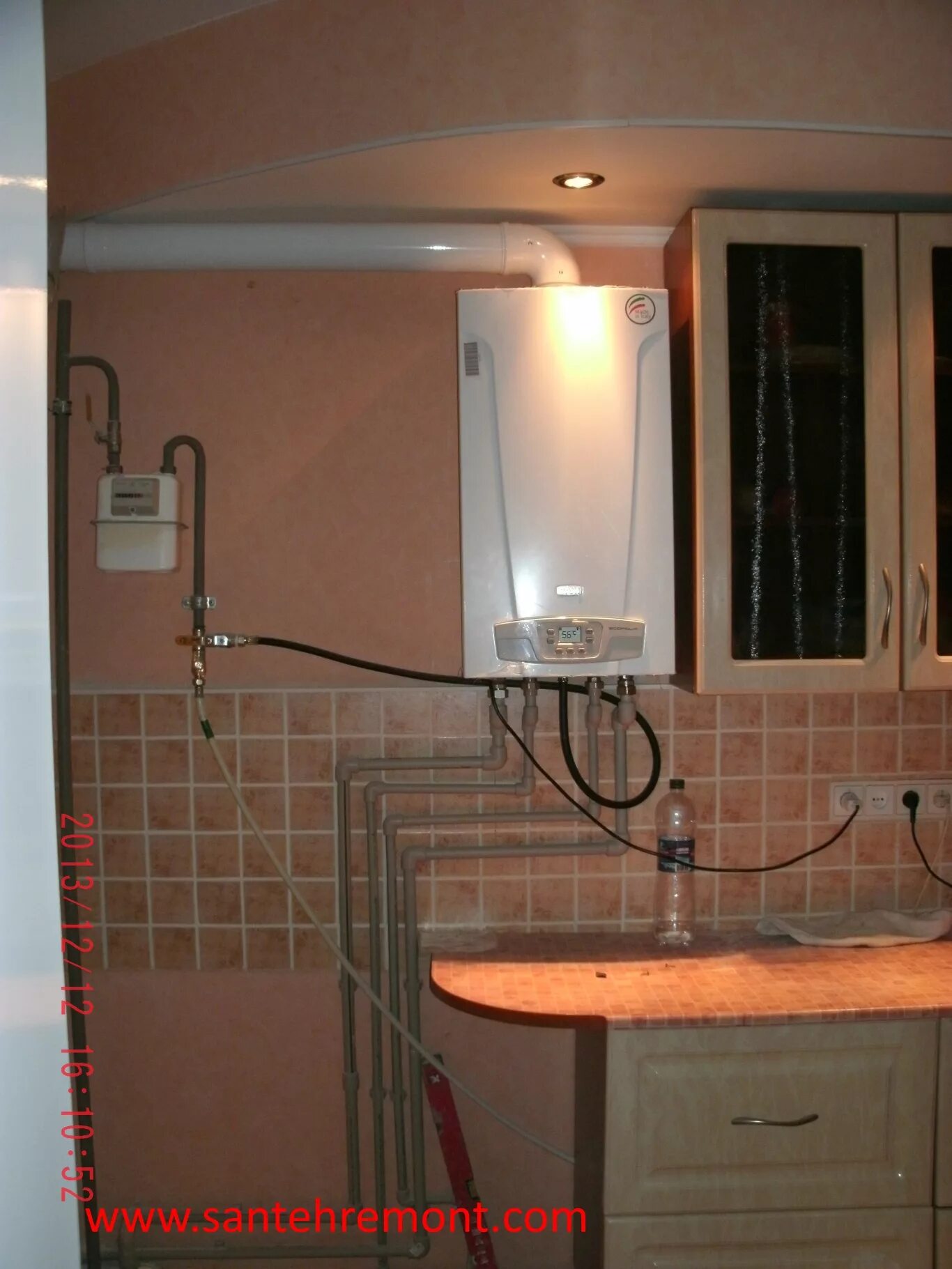 Монтаж газового котла на кухне. Шкаф для настенного газового котла. Кухня в частном доме с газовым котлом. Газовый котел расположение в доме. Кухня в частном доме с газовым котлом.