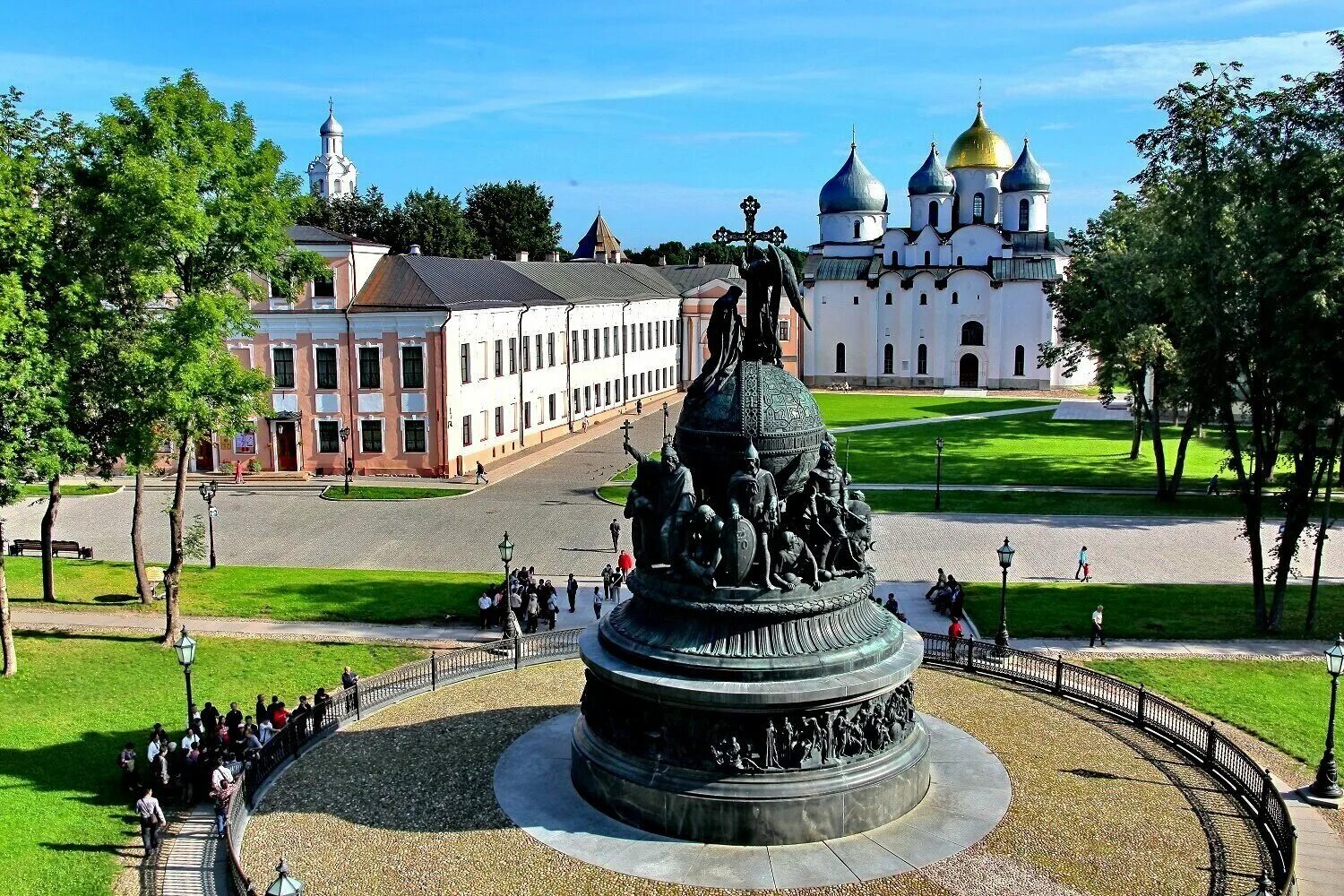 Новгородская область интересные. Памятник тысячелетие России Великий Новгород. Амятник «тысячелетие России» — Великий Новгород. Новгородский Детинец Великий Новгород памятник тысячелетию Руси. Великий Новгород Кремль памятник тысячелетие России.