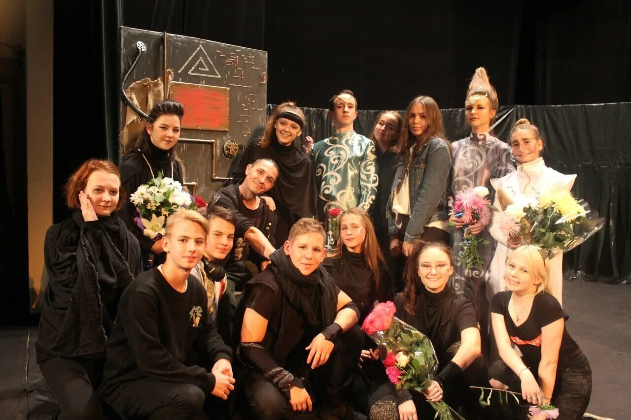 Неугомонный дух ноэль коуард. Клочки по закоулочкам. Театр парадокс феодосия. Театральных коллективов «театральная завалинка. Театр-студия парадокс новороссийск.