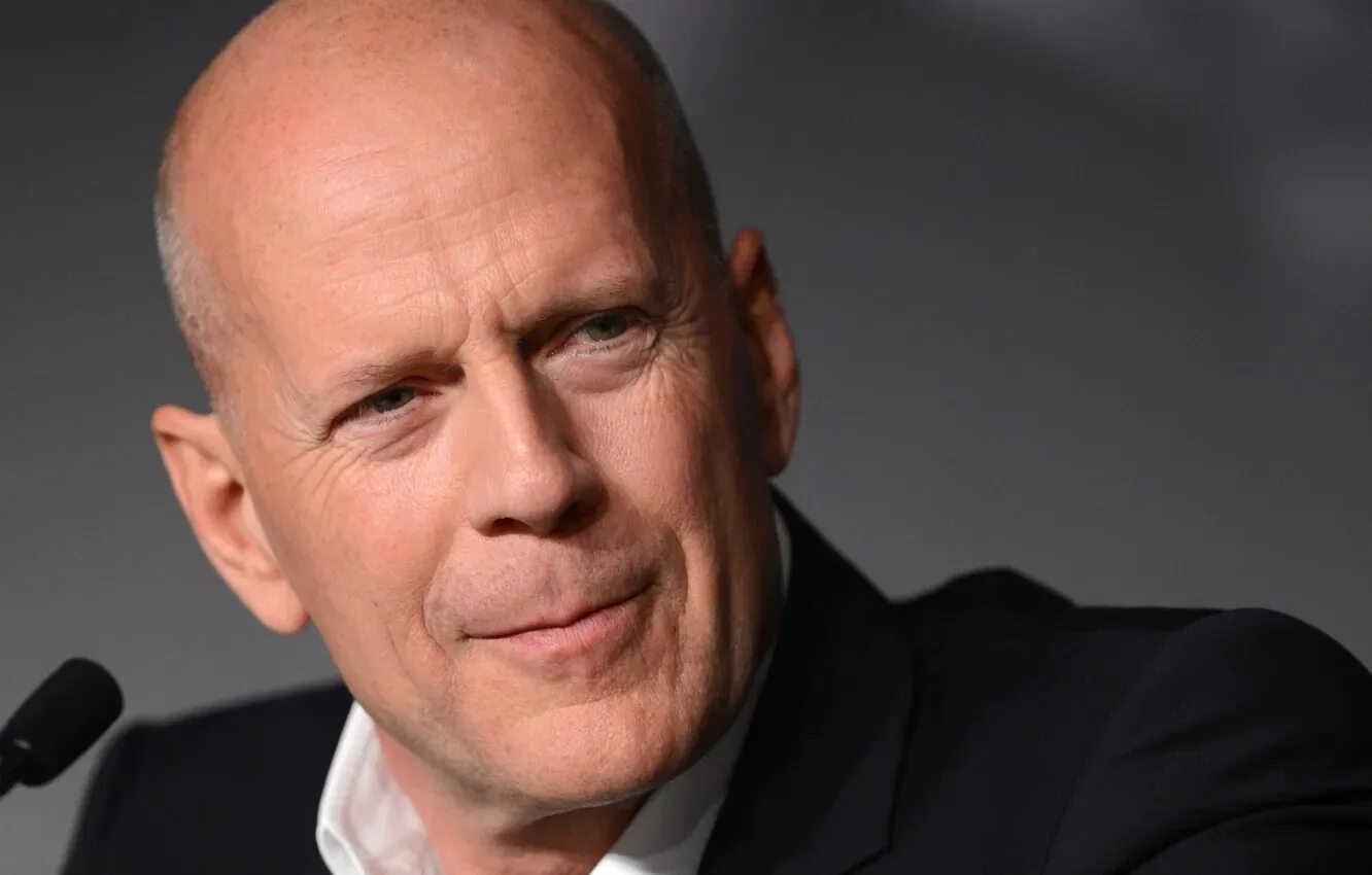 Bruce willis 2023. Брюс уиллис. Брюс уиллис профиль. Брюс уиллис фото. Брюс уиллис 2024.