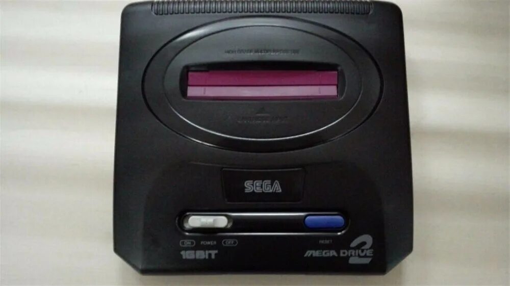 Бит сверху. Сега мега драйв 2 коробка. Приставка Mega Drive 2. Игровая приставка Sega Mega Drive 2. Игровая приставка сега сега мегадрайв 2.