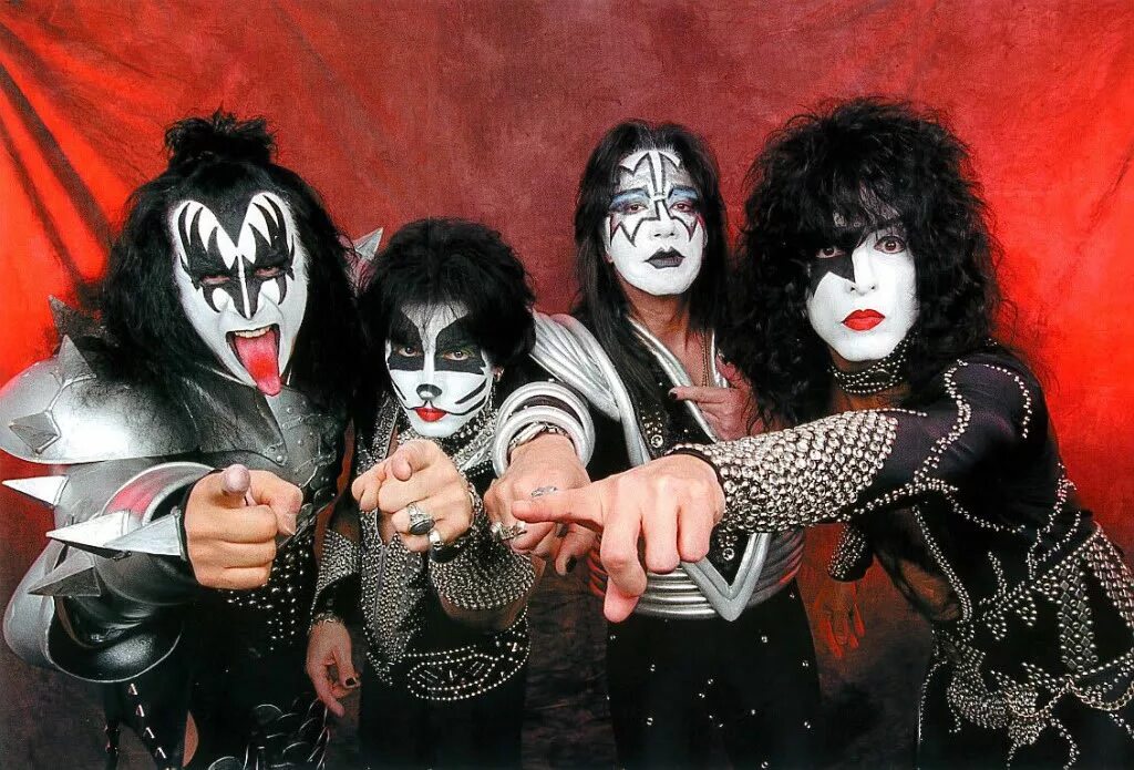 Группа kiss без грима 2019. Хард рок группа кисс. Kiss история. Постер kiss gene simmons. Группа кисс весь состав.