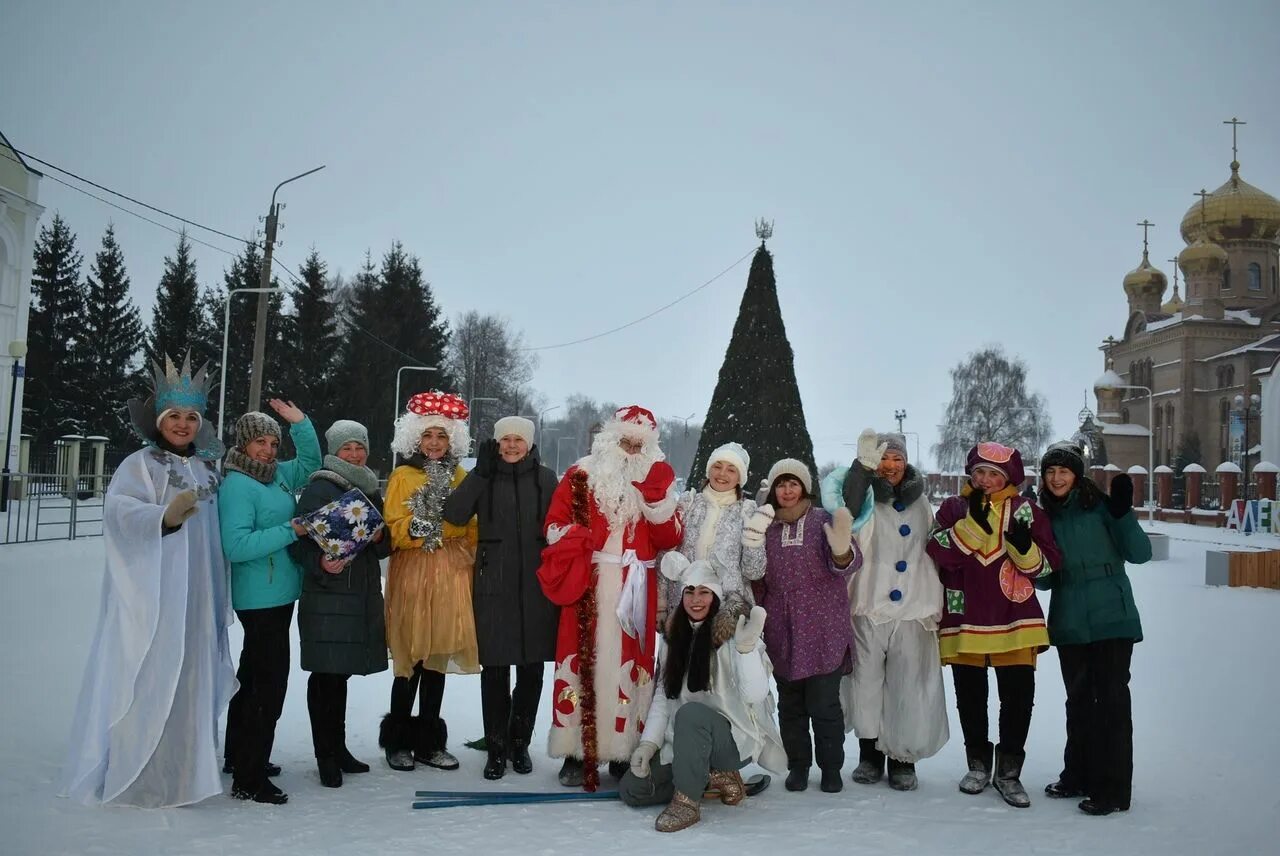 Адыгейский новый год 2024. Зимние гуляния в Кунгуре. Новый год в поселке гуляния фото. Зимние гуляния в Мичуринске. Парад рождественских звезд в Алексеевске Татарстан.