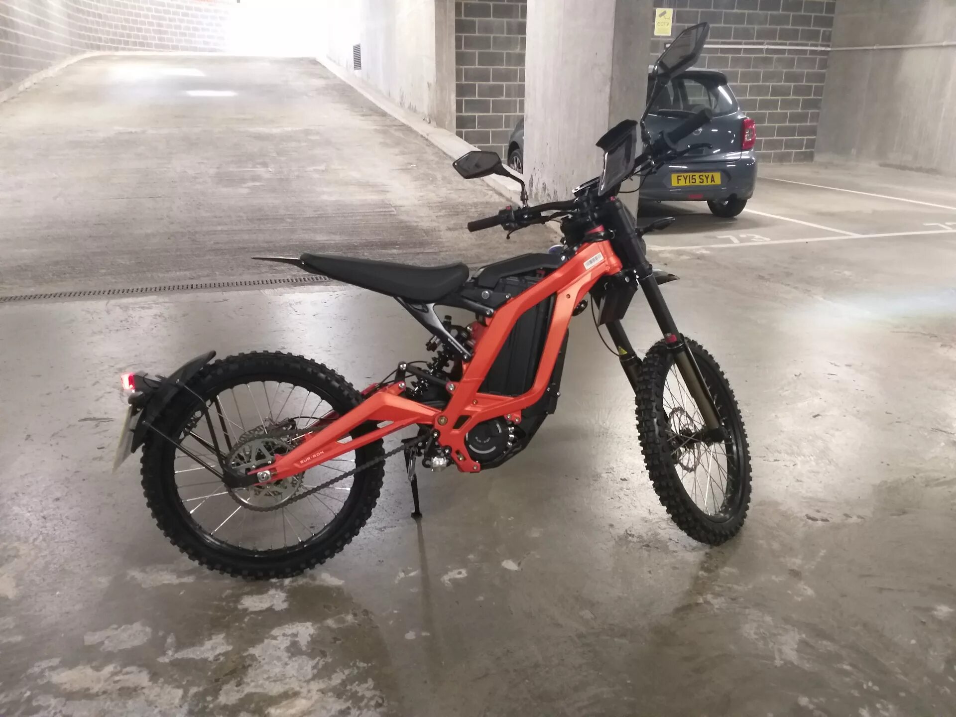 Электробайк sur-Ron Light Bee x Version. 2022 Hezzo High quality e Dirt Bike off Road sur Ron Light Bee x 8000w Dirt Bike Electric 38.8Ah longrange Stealth Bomber. Питбайк Суррон. Electric Dirt Bike для взрослых. Электромотоцикл sur ron