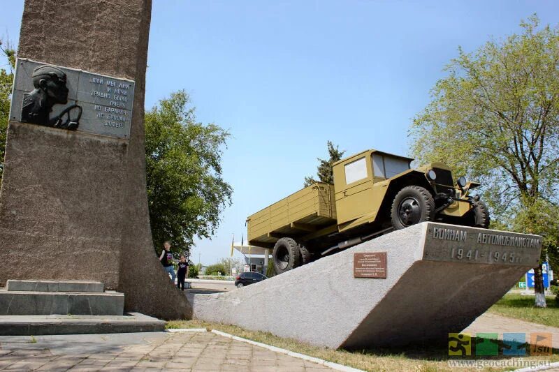 Памятник героям шоферам. Памятник подвигу шоферов ульяновск. Шадринск памятник шоферам. Памятник военным автомобилистам. Памятник воинам автомобилистам.