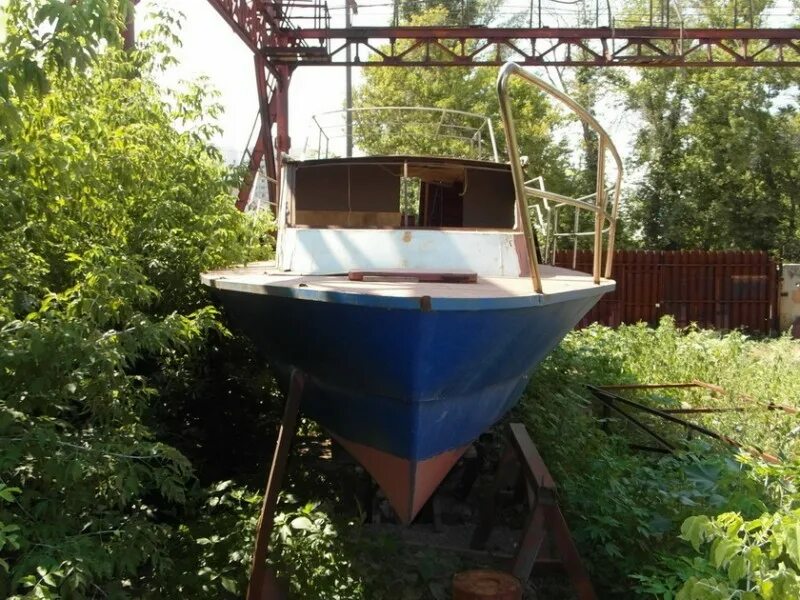 Катер металлический. Тримаран wyatboat 430 c. Катер wyatboat алюминиевый 490c l. Катера iron boat. Лодка моторная вельбот-53 рубка.