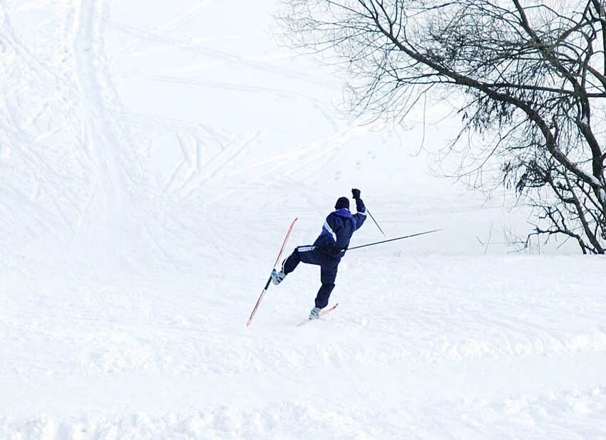 Лыжник падает. Падение лыжника. Лыжник упал. Эстетика лыжников.