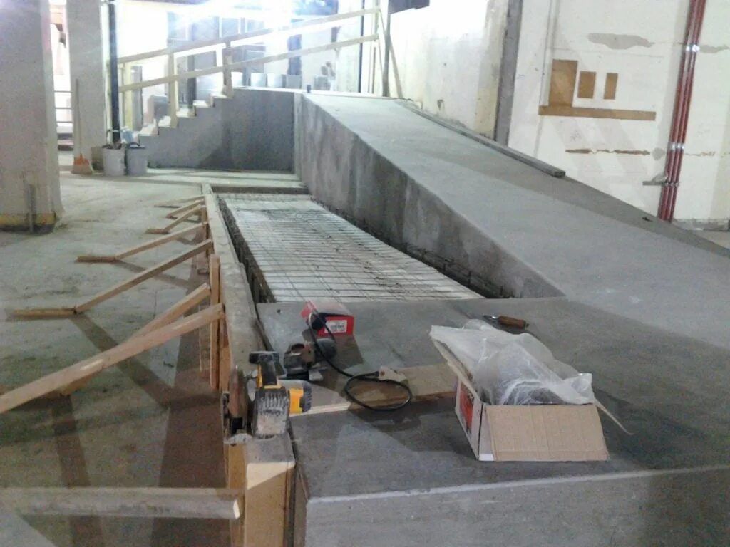 Пандус сборный жб ПДМ 1. Пандус конструктив бетон. Монолитный пандус опалубка. Бетонная рампа для склада.