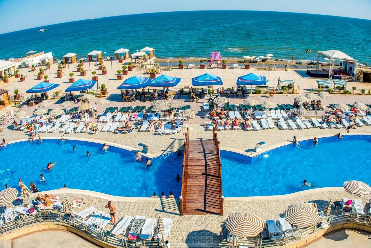 Отели азербайджана на берегу. Aysberq Resort Баку. Отель Айсберг Баку. Баку Каспийское море пляж отель. Пляж Айсберг Резорт Баку.