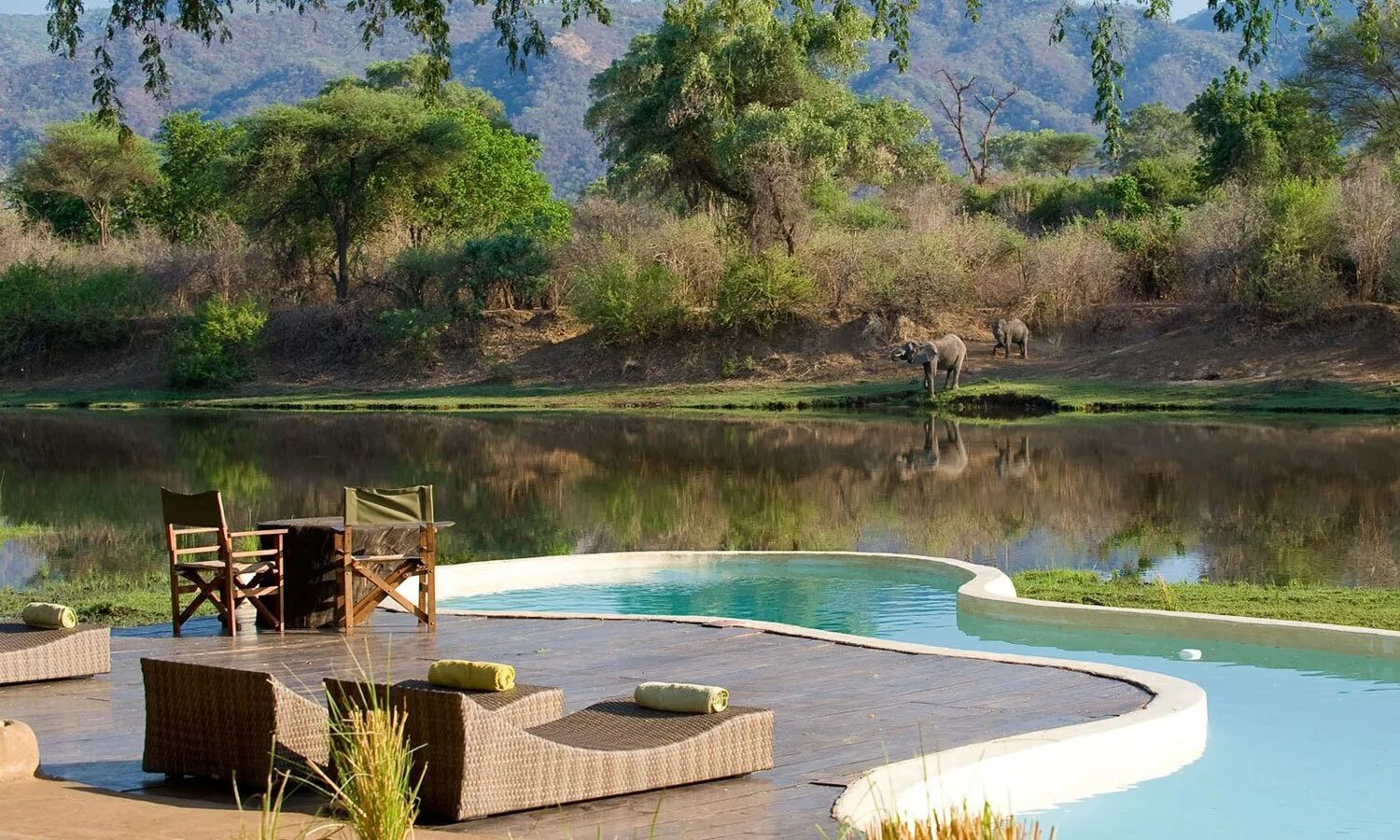 Река и ее бассейн. Chongwe river house, замбия. рекреационные ландшафты. отель у реки. бассейн на природе.