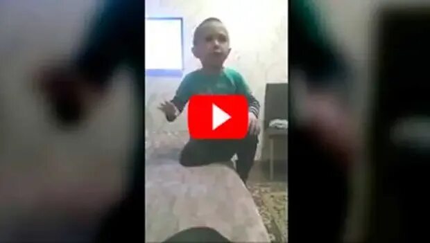 Мальчик учит маму говорить
