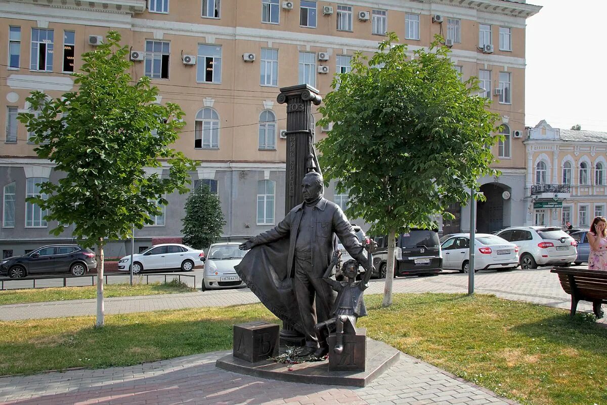 Памятники саратова. Памятник Киселеву в Саратове. Памятник у ТЮЗА Саратов. Памятники Кировский район Саратов. Памятники у ТЮЗА Киселева.