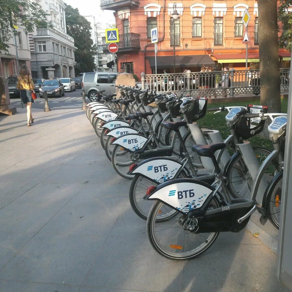 Bike москва. Велопрокат в Москве. Московский прокатный велосипед. ВЕЛОБАЙК. Велосипед напрокат.