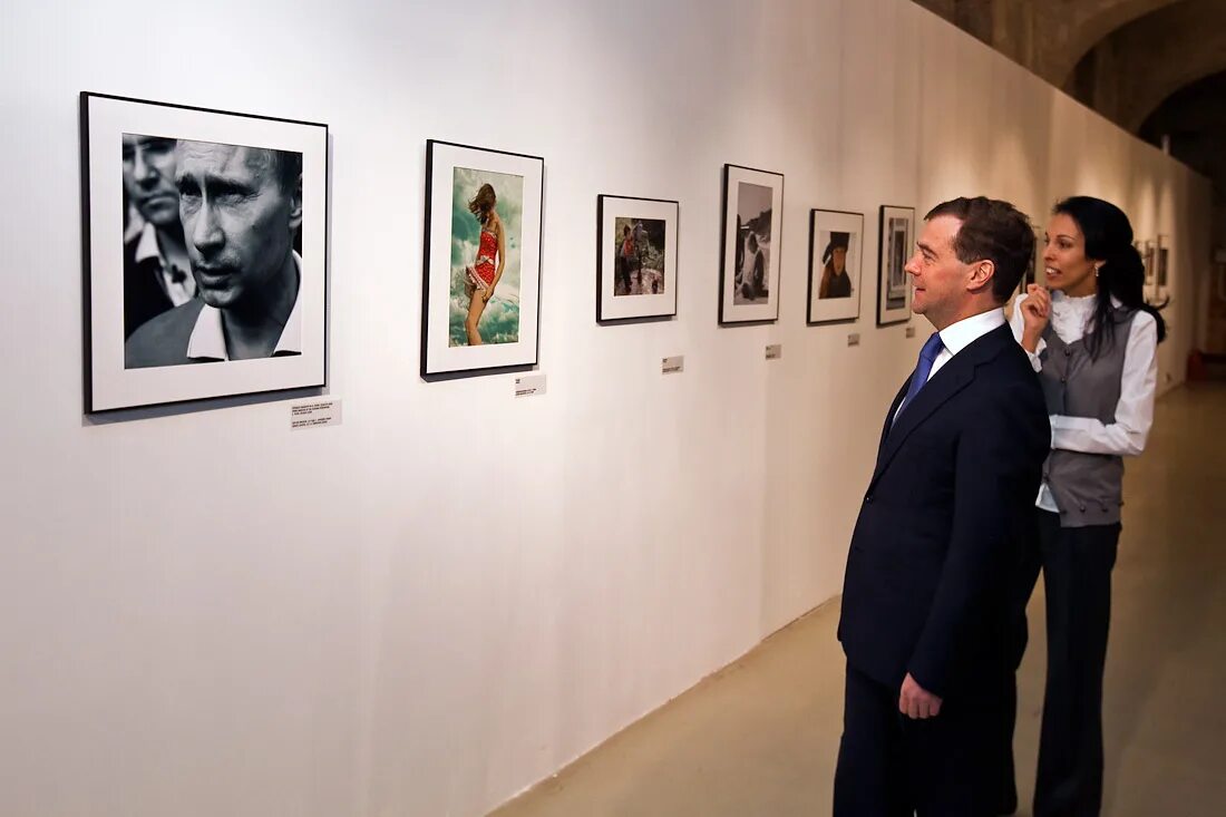 Посещение выставки дали. Д Медведев фотовыставка. Винзавод Медведев. Посещение выставки, театра. Посещение выставки приколы.