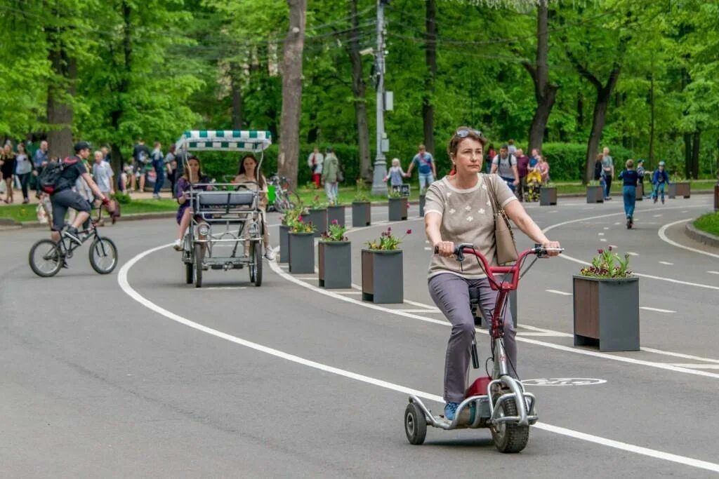Челик в инвальдной коляске. Старики инвалиды. Пешеход в инвалидной коляске. Велодорожка филевский парк. Любовь с ограничениями фильм 2016.