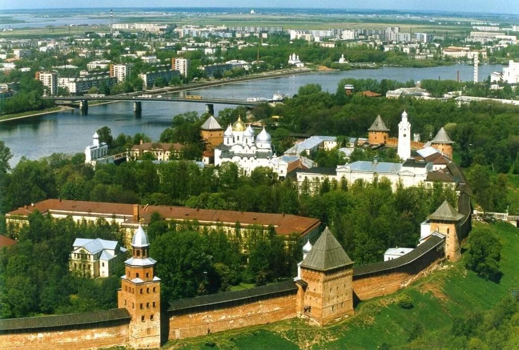 Сколько живет в новгороде. Детинец Великий Новгород. Исторический центр Великого Новгорода. Новгородский Кремль. Детинец Нижегородский Кремль.