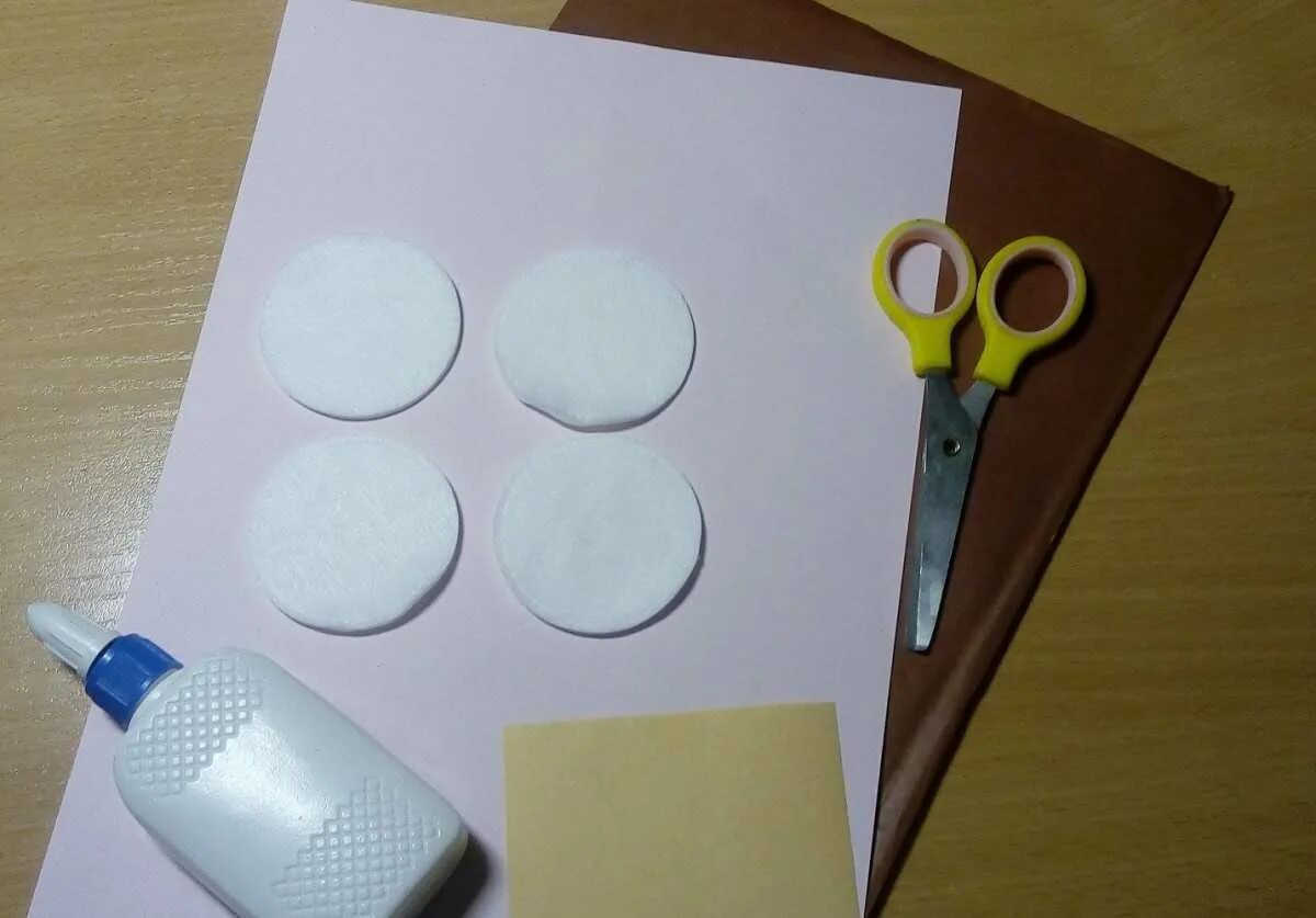 Аистенок из ватных дисков. Ватный диск из бумаги. Ватные диски из бумаги. Ватный диск из бумаги. Цветочки из ватных дисков.