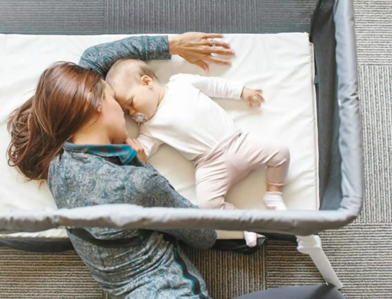 Совместный сон с ребенком. Кровать для совместного сна с ребенком. Позы для совместного сна с новорожденным. Совместный сон с грудничком.