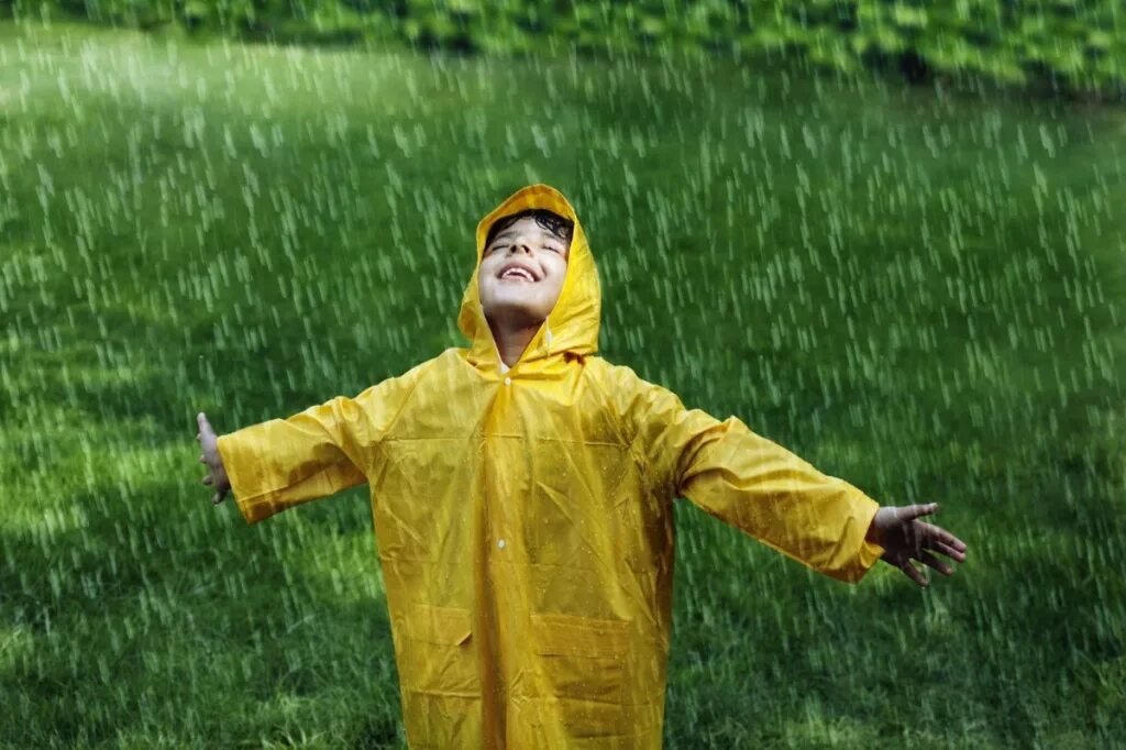 Человек в дождевике. В дождевике под дождем. Дождевик. Фотосессия в дождевике.