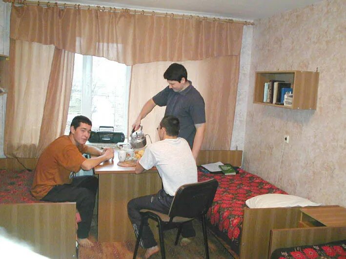 Отношения в общежитии. Студенты в общежитии. Мужская общага. Мужское общежитие. Фото студентов в общежитии.