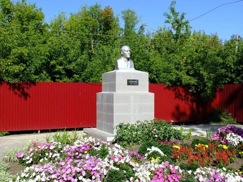 Августовка большечерниговский самарская область. Село Августовка Самарская область. Августовка Большечерниговского района. Памятники село Украинка Большо Черниговский район.