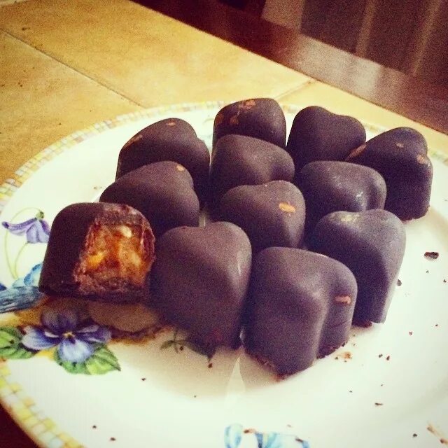 Можно ночью есть сладкое. Вкусняшки дома ночью. сладкое на ночь. полезные сладости которые не портятся. можно ли конфеты на ночь есть.
