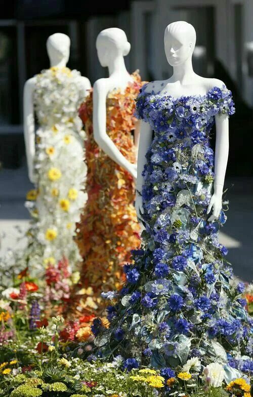Платья из цветов фото. Платье украшенное искусственными цветами. Платье цветок. Наряд из цветов. Цветочные дизайнерские платья.
