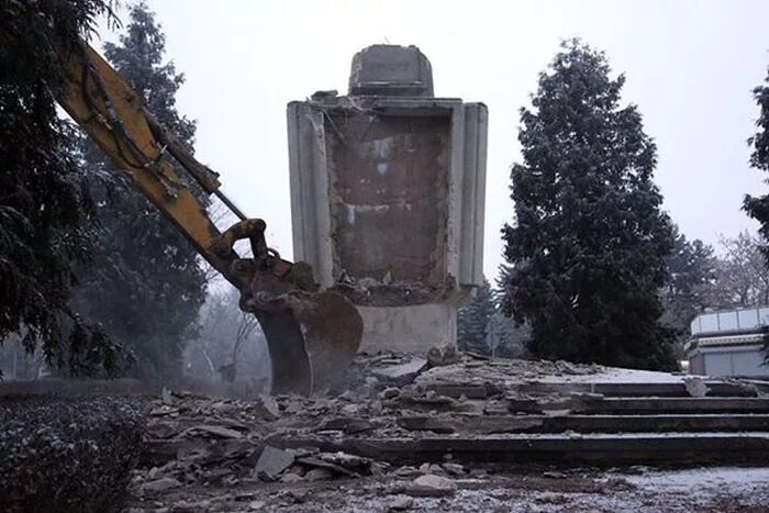 Снесли памятник ли. В Польше снесли памятник. В Польше снесли памятник советским. Поляки сносят памятники советским воинам. В Польше снесли памятник советским воинам в городе Валбжих.