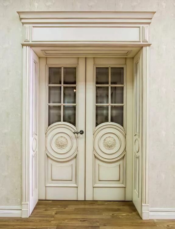 Блок из двух дверей. Геона двери Неоклассика двери с патиной. Двери в классическом стиле. Межкомнатные двери в классическом стиле. Деревянные двери в классическом стиле.