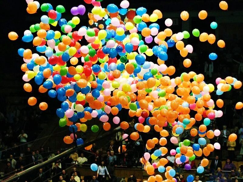 Шарики праздник. Фейерверк из воздушных шаров. Праздник воздушных шаров. Много шариков.