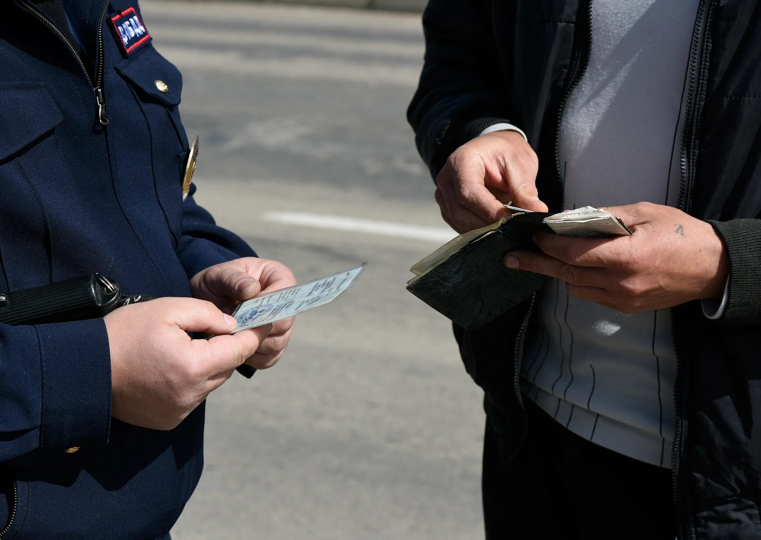 Взятка сотруднику гибдд. Взятка инспектору. Взятка ДПС. Дача взятки ГИБДД. Взятка инспектору ГИБДД.