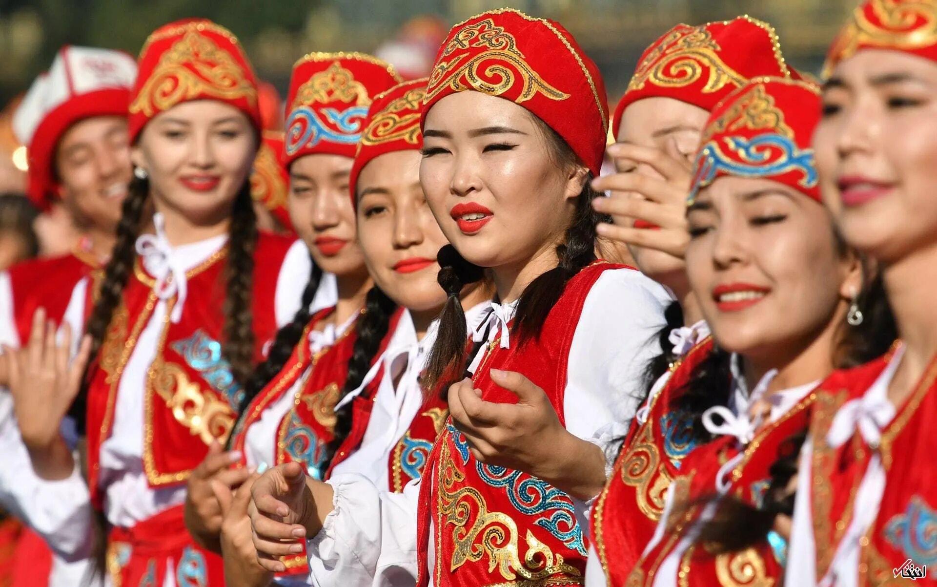 Кыргызия народ. Киргизская национальная одежда мужская. Национальная одежда кыргызов мужская. Кыргызская национальная кухня. Национальная шапка киргизов.