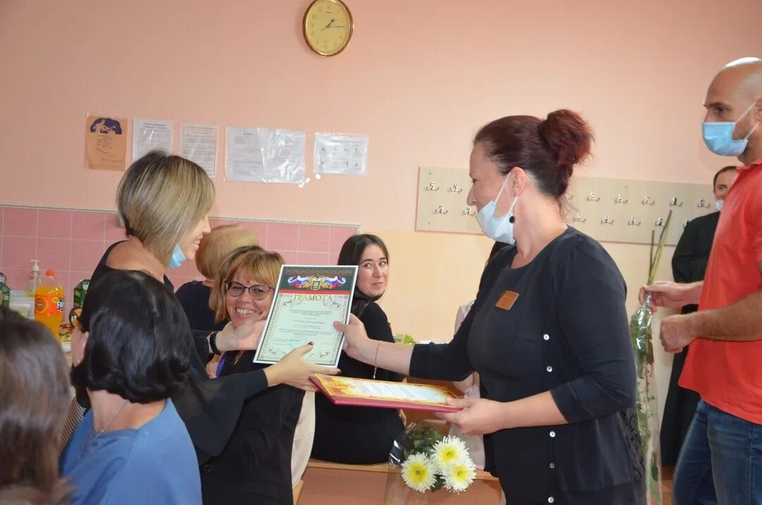 5 школа бахчисарай. Школа 2 бахчисарай официальный сайт. Школа четвертая в бахчисарае. Мбоу сош 2 бахчисарай. Мбоу сош 2 г задонск спортзал.