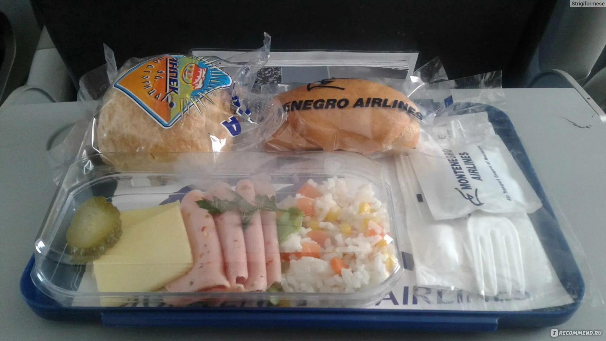 Можно провозить в самолете еду. Еда в ручной клади в самолете. Еда в самолете упаковка. Еда в самолете победа. Авиакомпания победа еда в самолете.