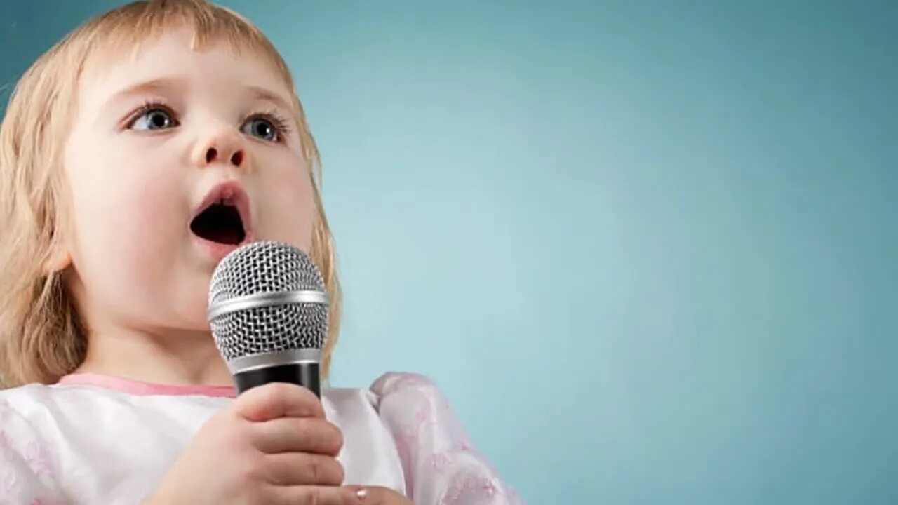 Дети поют. Вокал дети. Девочка поет. Девочка поет в микрофон. Небольшое вокальное