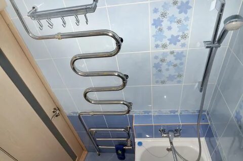 Трубы в ванной и плитка