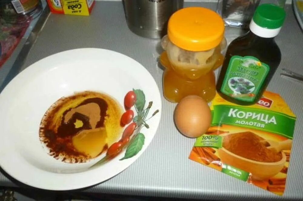 Маска желток репейное масло. Репейное масло и мед желток для волос. Касторовое масло и сок алоэ. Маска желток репейное масло. Репейное и касторовое масло.