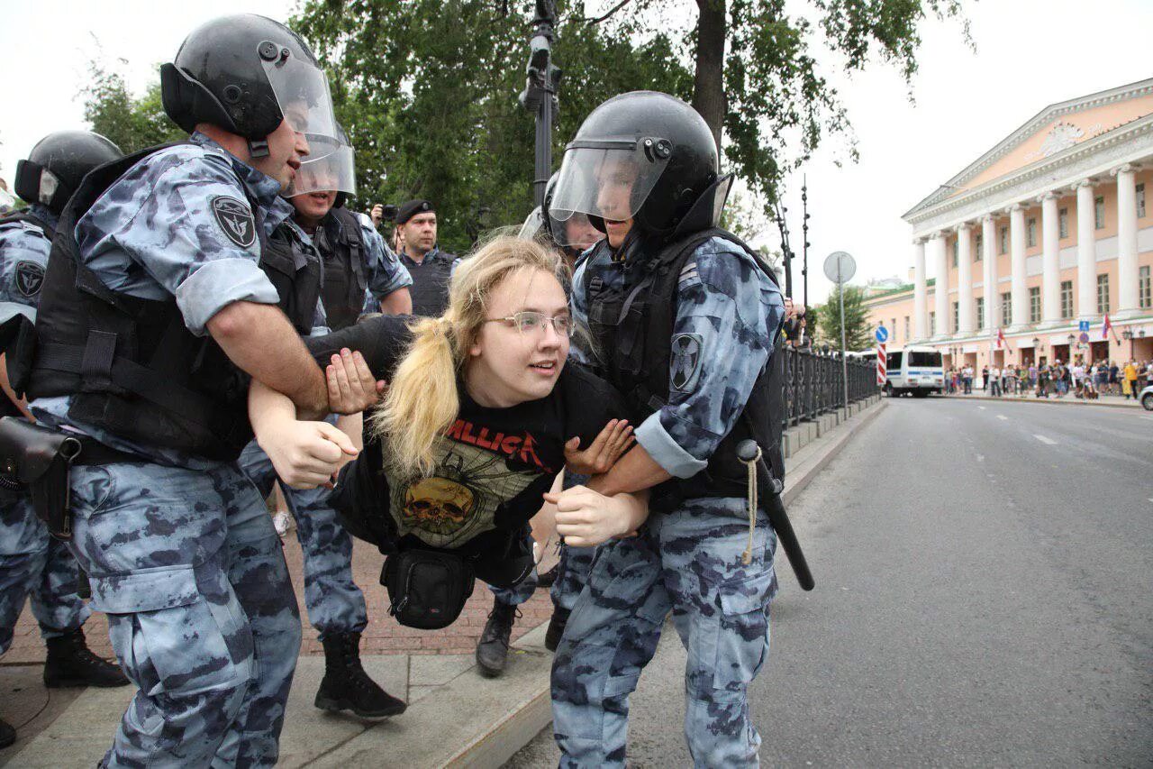 Избита феминистка. Задержание на митинге в Москве. ОМОН против митингующих.