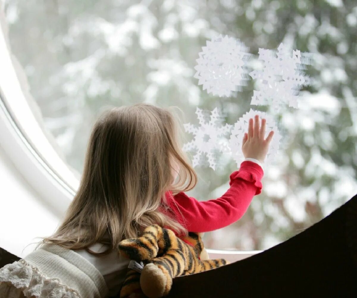 С самого утра происходят чудеса. Новогоднее чудо. Чудеса зимы. Зимнее счастье. Снежинки для детей.