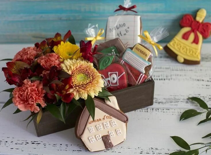 Открытка класном уруководителю. Поздравление классному руководителю. Классныймруководитель. Торт учителю на выпускной. Аткрытка класному руководителю.